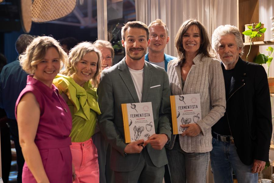 Gasten met het eerste Fermentista-boek in de hand tijdens de vorige boekvoorstelling