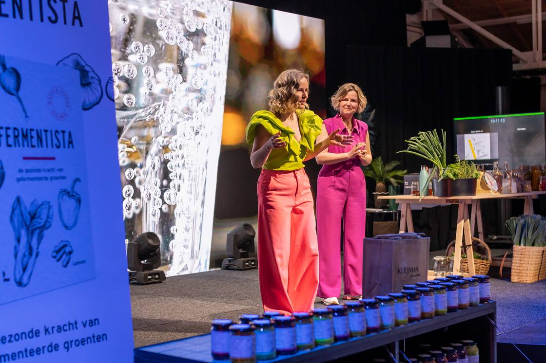 Marta en Joanna Klejman op het podium tijdens de vorige boekvoorstelling, met een lange tafel vol bokalen gefermenteerde groenten op de voorgrond