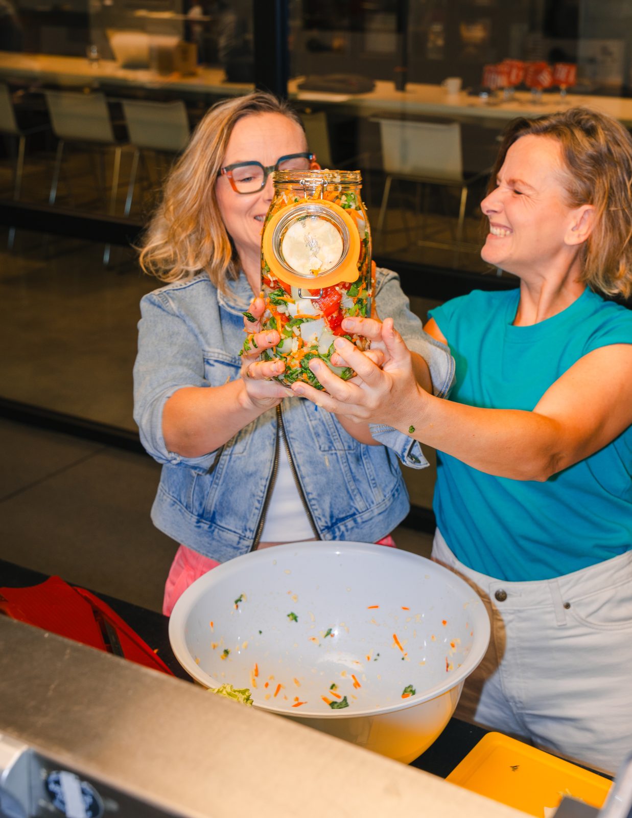 De zusjes Klejman tonen trots een volle bokaal kimchi