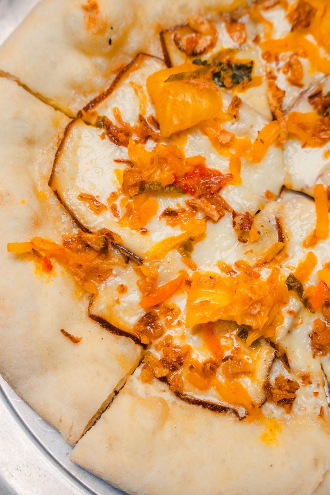 Close-up van de Cheesy Kimchi met knapperige kimchi op gesmolten gerookte raclette
