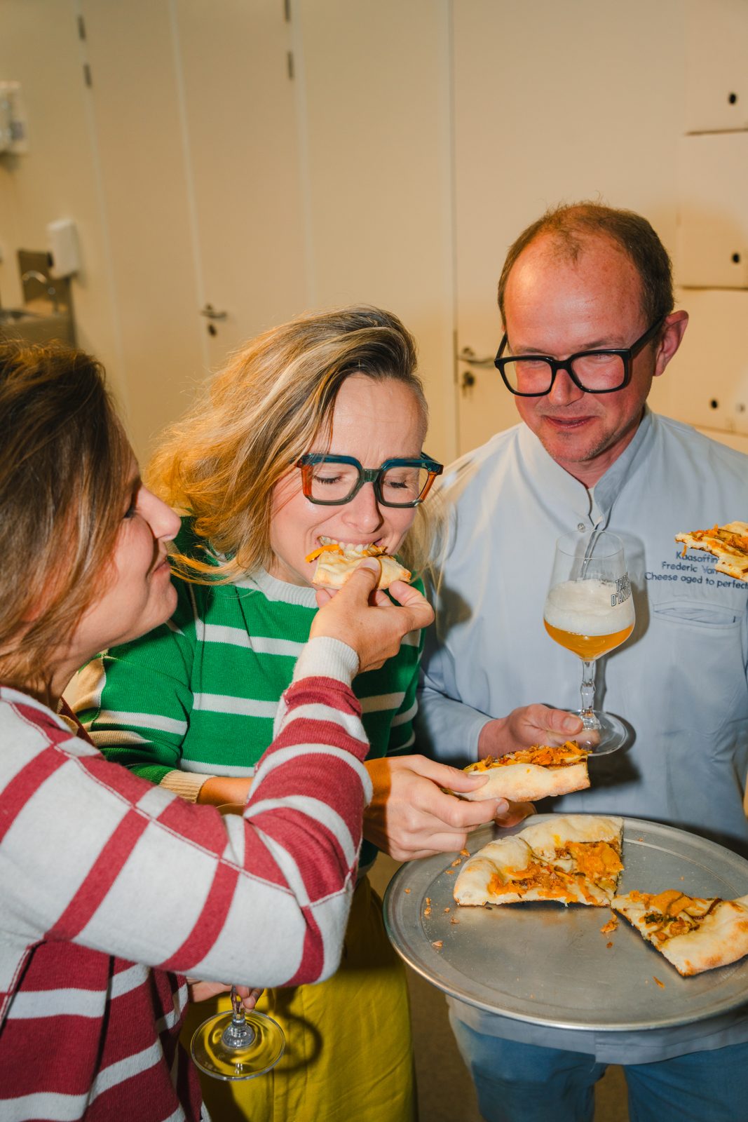 De zusjes Klejman en Frederic Van Tricht proeven samen de Cheesy Kimchi